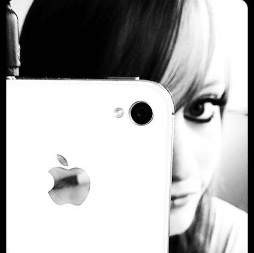 Nicole Calvert Photo 3
