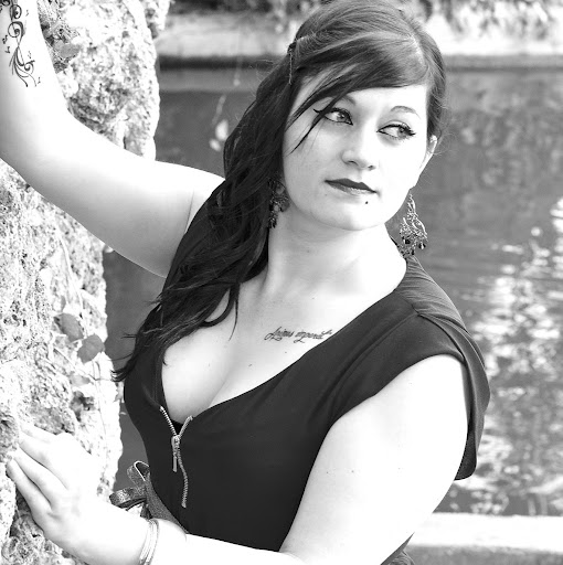 Laurie Robles Photo 10
