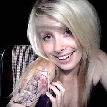 Lizzie Robinson Photo 17
