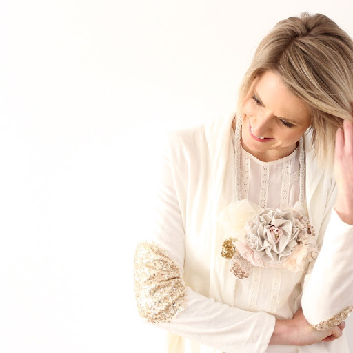 Elizabeth Rowe Photo 17