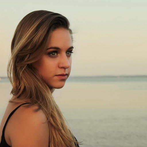 Victoria Dunbar Photo 14