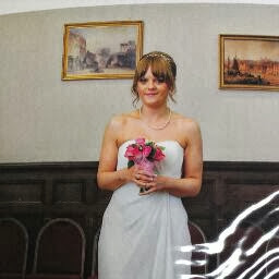 Laura Armstrong Photo 18