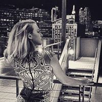Julia Reynolds Photo 31