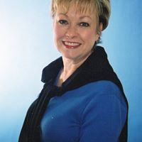 Anna Collins Photo 3