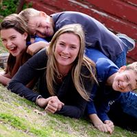 Hollie Young Photo 35