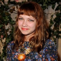 Isabel Davis Photo 35