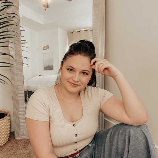 Holly Edwards Photo 23