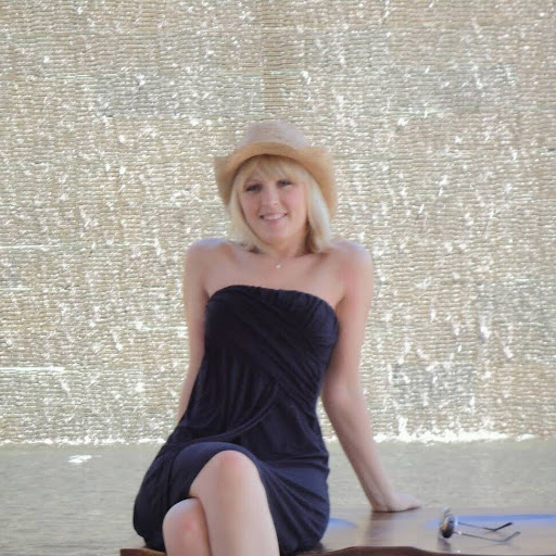 Jane Bailey Photo 23
