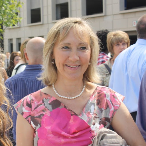 Catherine Hardy Photo 7
