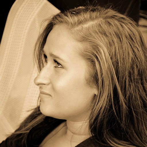 Elizabeth Hendricks Photo 25