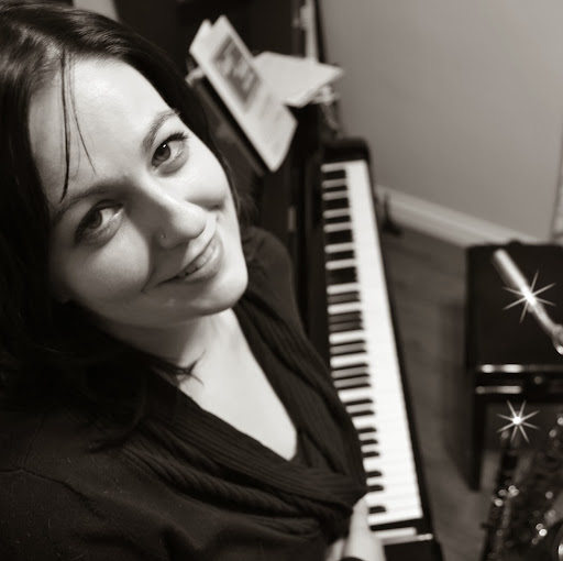Danielle Beck Photo 39