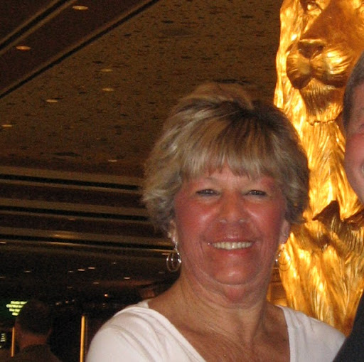 Linda Hopper Photo 12