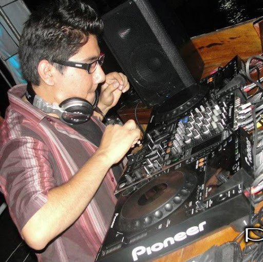 Alexander Robles Photo 8