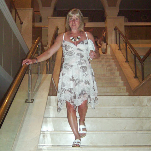 Julie Barker Photo 32