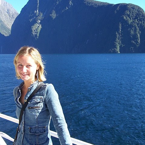 Julia Reynolds Photo 38