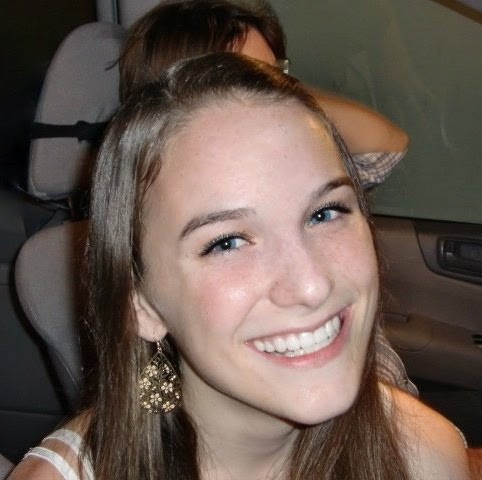 Emma Farrell Photo 34