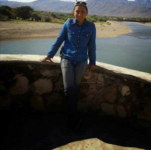 Angie Valdez Photo 14