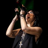 Stephanie Calvert Photo 15