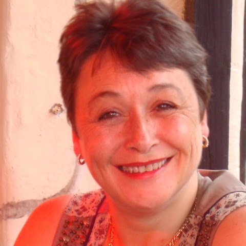 Melanie Edge Photo 6