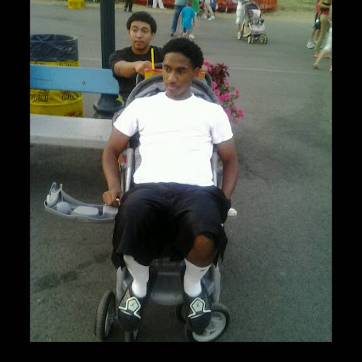 Demetris Harris Photo 19