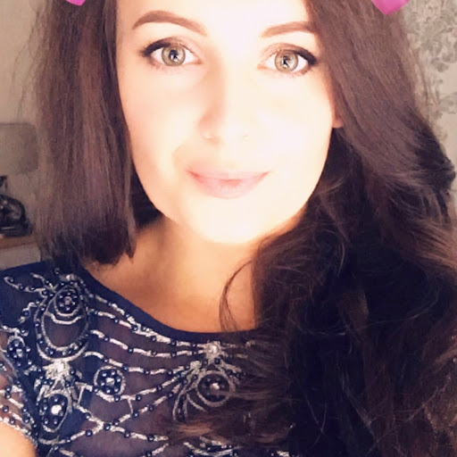 Laura Mann Photo 17