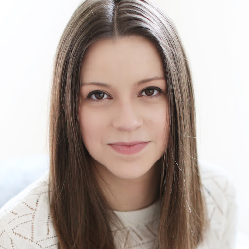Julia Reynolds Photo 33