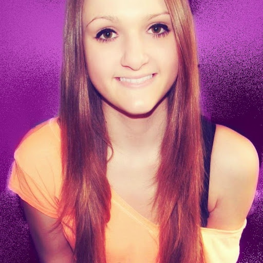 Laura Becker Photo 23