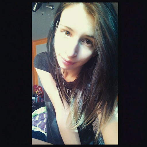 Elizabeth Leach Photo 13