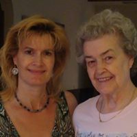 Julie Gordon Photo 17