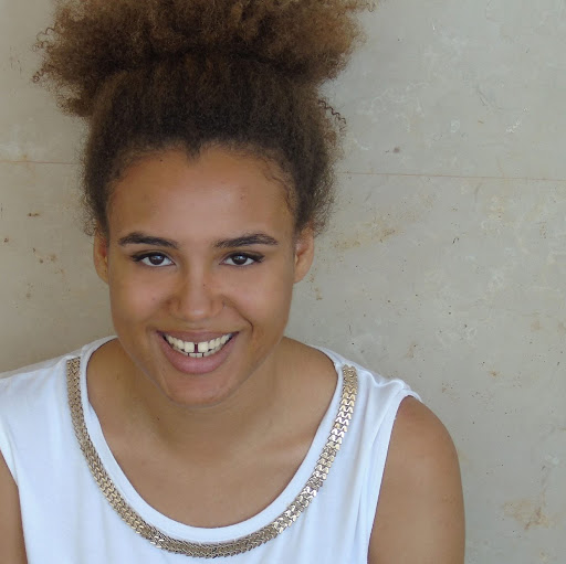 Laura Alves Photo 17