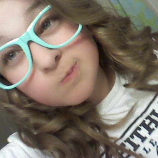 Alexis Lowe Photo 15