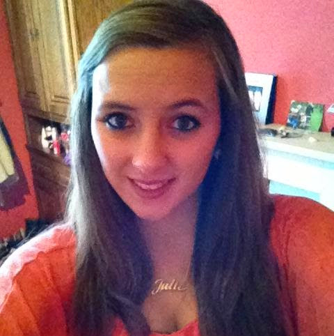 Julie Willems Photo 16