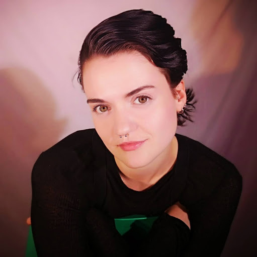 Elizabeth Holliday Photo 16