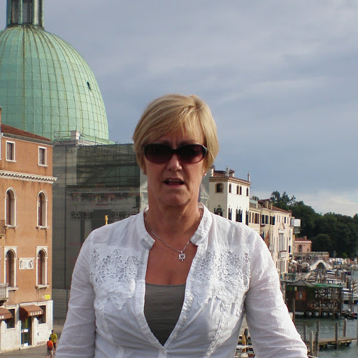 Angela Roche Photo 12