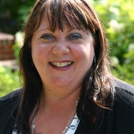 Elizabeth Waller Photo 33
