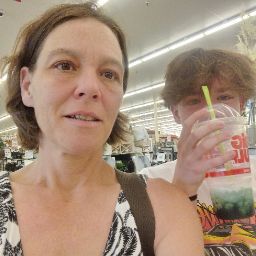 Stephanie Groves Photo 31