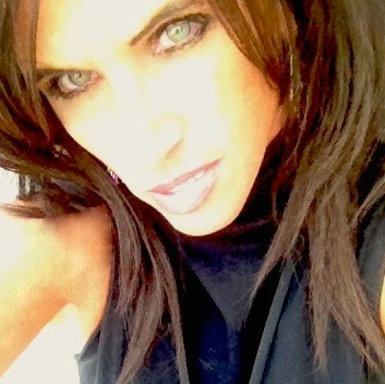 Julie Holden Photo 14