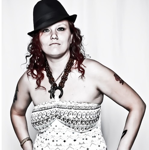 Amber Mathews Photo 16