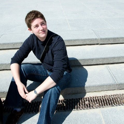 Julie Waters Photo 11