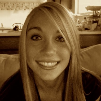 Emily Sanders Photo 35