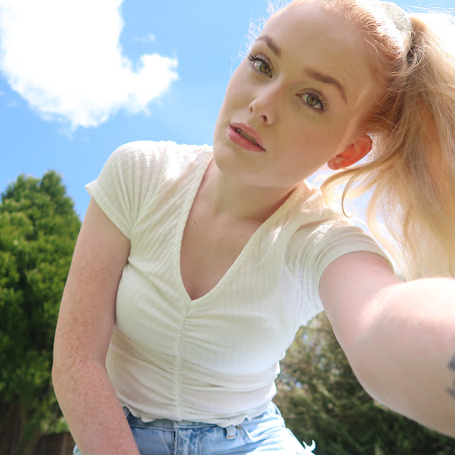Ellie Woods Photo 5