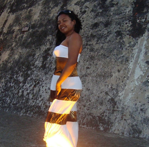 Elizabeth Ruiz Photo 23