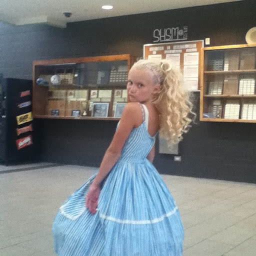 Abigail Ellis Photo 4