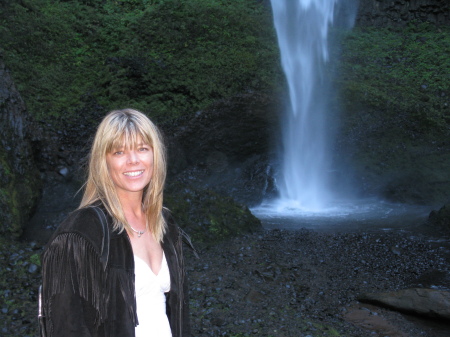 Amy Benson Photo 21