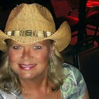 Shelly Elliott Photo 30