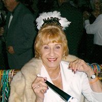 Elizabeth Paris Photo 5