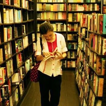 Julie Ramos Photo 26