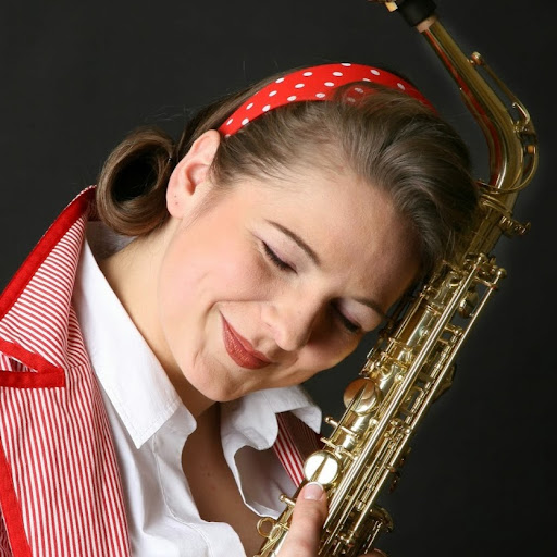 Angela Weiss Photo 17