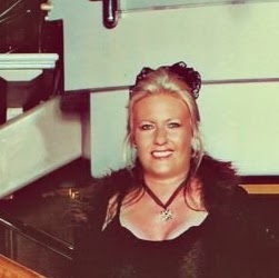 Robin Erickson Photo 34