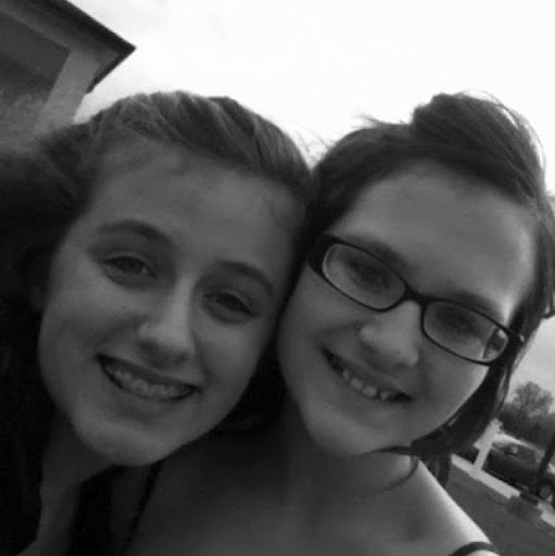 Julia Hicks Photo 21